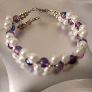 Nice white pearl and shiny beads. Adjustable bracelet